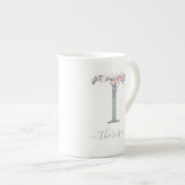 モノグラム赤面ピンク水彩フローラ文字T ボーンチャイナマグカップ (正面右)