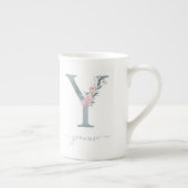 モノグラム赤面ピンク水彩フローラ文字Y ボーンチャイナマグカップ (右)