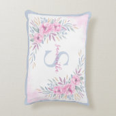 モノグラム赤面ピンク花水色エレガント アクセントクッション (裏面(縦))