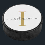 モノグラム金ゴールドグレイスクリプト名モダンタイポグラフィ アイスホッケーパック<br><div class="desc">金ゴールドグレーモノグラムモダンスクリプト名ホッケーパックは、あなたの名前とイニシャルで簡単に編集することができますクリック"パーソナライズ"ボタン。「this」リンクを選択すると、文字と背景の色カスタマイズを完全に変更する。</div>