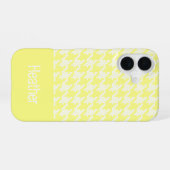 モノグラム黄色と白のパタ千鳥格子のーン iPhone 16ケース (裏面横)
