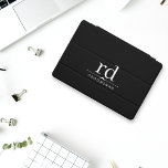 モノグラム黒エレガントと白のgroomsmenギフト iPad proカバー<br><div class="desc">実用的なgroomsmenギフトスタイリッシュを探している？この洗練されたiPadのカバー以上に見てはいけない，白黒のモノグラムクラシックイニシャルを搭載。デザインとお洒落素材高品質は、ワークスペースや旅行バッグに最適な追加を行う。あなたは花婿介添人提案に完璧な追加を探すか、またはグロムスマンの箱に入れるものの1つとして、このiPadカバーは実用的で選択肢スタイリッシュである。スリムお洒落なデザインにより、iPadを軽量で簡単に保ち運、最大限の保護を実現。あなたのgroomsmen感じは、彼らが確実に使用し、何年も感謝して使用し、この思慮深く実用的な贈り物と特別に来す。このiPadのカバーはパーソナライズされた、その時代を超えた魅力とtouchを備え、あらゆる大事な行事に最適。仕事でもレジャーでも、人生素晴らしの特別な男性に感謝の気持ちを表す方法だ。なぜ待つ？今すぐエレガントあなたのショッピングカートにこの実用的なgroomsmenギフトを追加し、あなたの大きな日に感じあなたのgroomsmenの余分な特別な作る！</div>