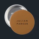 モノグラム黒ミニマリスト茶 缶バッジ<br><div class="desc">タイムレスお洒落なモノグラムは、豊かな茶色の背景に対して中心ステージを取り、その純粋な型枠でミニマルなエレガンスを取り込む。暖かい背景に黒いイニシャルを並べることで、バランスの取れた際立ったデザインを作り出し、個人の洗練のtouchを任意の設定に加えるのに理想的である。</div>