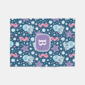 モノグラム|のくらげ及びタツノオトシゴ|の青い紫色 フリースブランケット (正面(横))