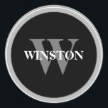 モノグラム クラシック ブラックアンドホワイト セリフ フォント ラウンドシール<br><div class="desc">当社の「モノグラム クラシック ブラック&ホワイト セリフ フォント クラシック ラウンド スティッカー」で、あなたのステーショナリー、ギフト、イベントの装飾に時代を超越したタッチを加えてください。このエレガントにシンプルなステッカーは、あなたのユニークなモノグラムでアイテムをパーソナライズする完璧な方法であり、洗練されたスタイルを醸し出すクラシックなセリフ フォントを使用しています。</div>