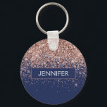 モノグラム グリッター ブッシュ ピンク ローズ ゴールド ネイビー ブルー キーホルダー<br><div class="desc">ローズゴールド - ブッシュピンクとネイビーブルーのフェイクグリッターが輝く、エレガントでモダンなトレンディなラグジュアリー モノグラム キーチェーン。 これらのモノグラム - あなた自身の名前をカスタマイズしたカーマットは、あなたの名前で更新できます。</div>