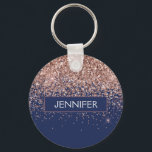 モノグラム グリッター ブラッシュ ピンク ローズ ゴールド ネイビー ブルー キーホルダー<br><div class="desc">ローズゴールド - ブラッシュピンクとネイビーブルーのフェイクグリッターが輝く エレガントでモダンなトレンディなラグジュアリー モノグラムのキーケース。 これらのモノグラム - あなた自身の名前をカスタマイズしたカーマットは、あなたの名前で更新できます。</div>
