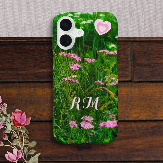 モノグラム ピンクの野の花ハート iPhone 16ケース