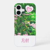 モノグラム ピンクの野の花ハート iPhone 16ケース (裏面)