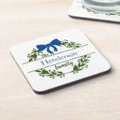 モノグラム ファミリー ネーム グリーン リース ブルー ボウ コースター (左側)