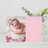 モノグラム ベビーガール フォト ピンク モダン 誕生 案内状 (スタンド正面)