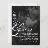 モノグラム ミニマリスト モダン ウェディング ブラック フォト 招待状 (正面)