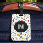 モノグラム ラスベガス プールパーティー パターン ラゲッジタグ<br><div class="desc">現代的で単一のイニシャルモノグラムと、ラスベガスでのプールパーティーにインスパイアされた、チェーン、ゴールドの歯、ダイヤモンド、ポーカー チップ、サングラス、ビキニ、マティーニといったアイテムがパーティーの雰囲気をあなたの荷物に添える、ガールフレンドとの週末、バチェラーまたはバチェレッタの週末にぴったり。</div>