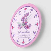 モノグラムAハートの女の子の名前はピンクの時計を意味する ラージ壁時計 (傾斜)