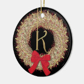 モノグラムKのクリスマスのリースの雪片 セラミックオーナメント (左)