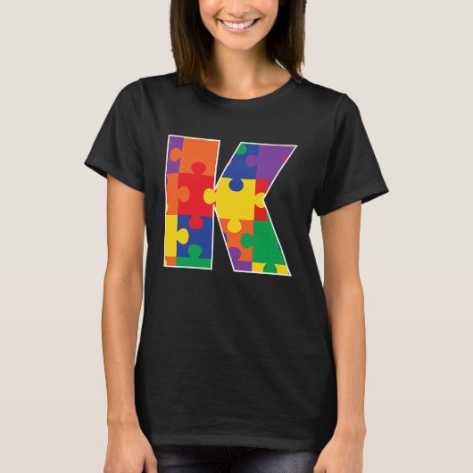 モノグラムK数々のカラーパズルピース Tシャツ (正面)