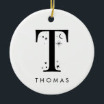 モノグラムT天の名前 セラミックオーナメント<br><div class="desc">このモノグラムのクリスマス装飾であなたの休日の装飾に天の魔法のtouch素晴らしを追加しなさい！小さな星と月で飾られた手紙のまわりにと、その下の名前の選択を特徴とするこのパーソナライズされたオーナメントは、季節に最適な記念の品である。文字の下に10キャラクターまで収まる。あなたはの飾自分の木や思いやりある贈り物 – おそらく新生児や家族のために与え、このオーナメントは祭りにユニーク意味のあるtouchを追加する。この祝スタイルで永遠の天のデザインと共にの休日をインスパイア!家族の一人ひとりに自分の木に一つ飾選べる！このリストは"T"の文字のためであるが、残りの文字のための天のオーナメントコレクションの残りの部分を参照してください！</div>