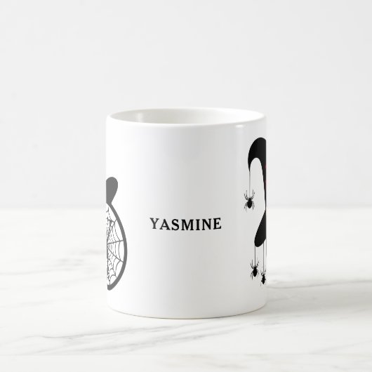 モノグラムYハロウィーンウィッチスパイダーズあなたの名前 コーヒーマグカップ (中央)