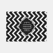 モノグラメド黒と白のジオメトリックジグザグシェブロン フリースブランケット (正面(横))