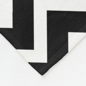 モノグラメド黒と白のジオメトリックジグザグシェブロン フリースブランケット (角)