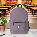 モノグラモダンムスタイリッシュタイポグラフィ紫 プリントバックパック<br><div class="desc">クラシックはっきりしたのセリフと、より多くのスクリプトのタイポグラフィとスタイリッシュあなたの名前とモノグラムのレイアウトとバランスのとれた対称性華美の美しいバックパックデザイン。3つの要素は、洗練された調和と融合し、独自のパーソナルブランディングロゴを作成する。白と灰色のモノグラム要素を持つトレンディー紫の背景を示す。この品は彼女素晴らしに贈り物をする。新学期素晴らし、短期旅行、ランニングの用事、ハイキングやエクササイズなど。</div>