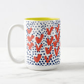 モノグラモダンムハートと青いドッパターン（の模様が）あるト ツートーンマグカップ (左)