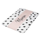 モノグラモダンム名 |パステルピンク&ブラックドット バスマット (アングル)
