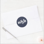 モノグラモダンム結婚ステッカー ラウンドシール<br><div class="desc">モノグラモダンム結婚のステッカー。Zazzleの編集ツールを使用してイニシャルを編集する。バックグラウンドカラーを変更するには、デザインツールを入力し、カラーピッカーから別のカラーを選択する。モノグラモダンム結婚のステッカー。</div>