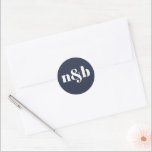 モノグラモダンム結婚ステッカー ラウンドシール<br><div class="desc">モノグラモダンム結婚のステッカー。Zazzleの編集ツールを使用してイニシャルを編集する。バックグラウンドカラーを変更するには、デザインツールを入力し、カラーピッカーから別のカラーを選択する。モノグラモダンム結婚のステッカー。</div>