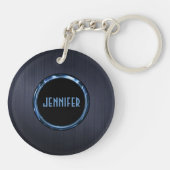 モノグラームのダークブルー金属ブラシ仕上げ金属ルック キーホルダー (裏面)