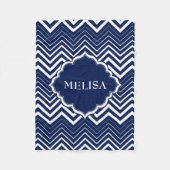 モノグラームのネイビーブルーと白いジグザグシェブロン フリースブランケット (正面)