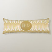 モノグラーム金ゴールドとホワイトジグザグシェブロン ボディピロー (正面)