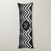 モノグラーム黒と白のジグザグシェブロン ボディピロー (裏面 (縦))
