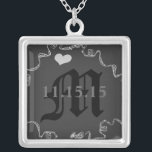 モノグラ結婚ムの命日ネックレス シルバープレートネックレス<br><div class="desc">のKeepsake Wedding Party Necklaces – 背景色を変更するには結婚クリックカスタマイズ - edit最後のツールを選択し、表示された色の1つを選択するか、カスタムのウェディング色のRGB 16進コードを入力します。</div>