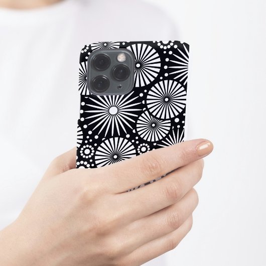 モノトーンの幾何学フラワー スターバースト iPhoneケース
