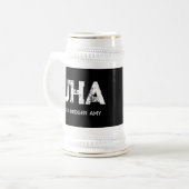 モノトーンシンプルなイニシャル三文字モノグラム ビールジョッキ (正面左)