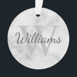 モノパーソナライズされたグラムと名前大理石のルック オーナメント<br><div class="desc">白パーソナライズされたい大理石の外観の背景に、「Modogram」と「Name Giftfeatures」の名前がグレースクリプトのフォントスタイルで、「Modogram」の名前がライトグレーのフォントスタイルで、「Modogram」と「Monogram」は背景で表示されます。

休日、家族懇親会、特別な日に最適。

 注：大理石の詳細がアートワーク内でシミュレートされます。この製品の製造には、実際の大理石は使用されません。</div>