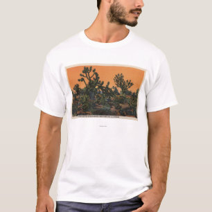 モハービ族の砂漠のユッカの木の眺め Tシャツ