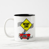 モバイル公証人ゾーン黄色の道路標識レッドスポーツカー ツートーンマグカップ (左)