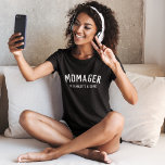モマジャー |モダン Mom Managerの子供の名前 Tシャツ<br><div class="desc">シンプルトレンディースタイリッシュスタイルに白いミニマルタイポグラフィのミニマルを持つカスタム引用文アートのウィメンはっきりしたト・シャツ。母の日、母の誕生日、または単に理由のための完璧な贈り物またはアクセサリー！言葉は自分のパーソナライズされたメッセージで簡単にできユニークるギフト！</div>
