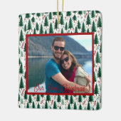 モミモダンの木のパターン私たちの初めてのクリスマスカップル セラミックオーナメント (左)