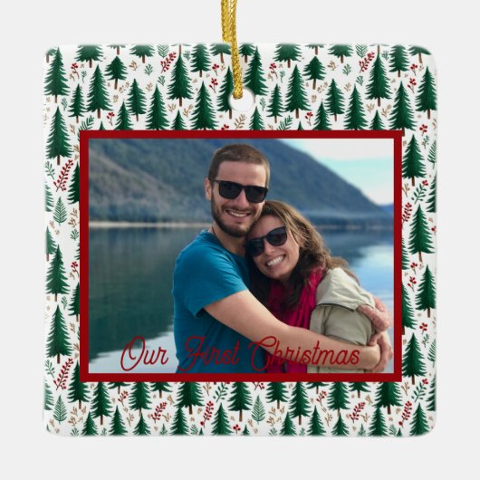 モミモダンの木のパターン私たちの初めてのクリスマスカップル セラミックオーナメント (正面)