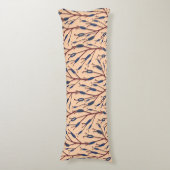 モモの背中に猫のしっぽの畑 ボディピロー (正面縦)