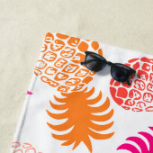 モモナハワイアン熱帯パイナップル – ピンク – 白 ビーチタオル (インサイチュ)