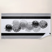 モモナパイナップルハワイアンストライプのトロピカルブラック ビーチタオル (正面)