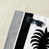 モモナパイナップルハワイアンストライプのトロピカルブラック ビーチタオル (インサイチュ)