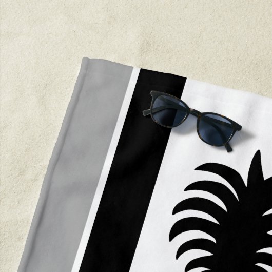 モモナパイナップルハワイアンストライプのトロピカルブラック ビーチタオル (インサイチュ)