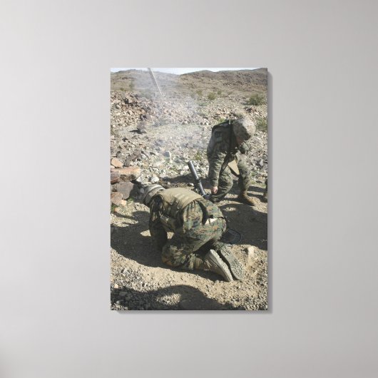 モルタルメンは耳を覆い目を避ける キャンバスプリント (正面)