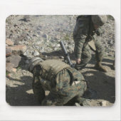 モルタルメンは耳を覆い目を避ける マウスパッド (正面)