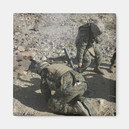 モルタルメンは耳を覆い目を避ける マグネット (正面)